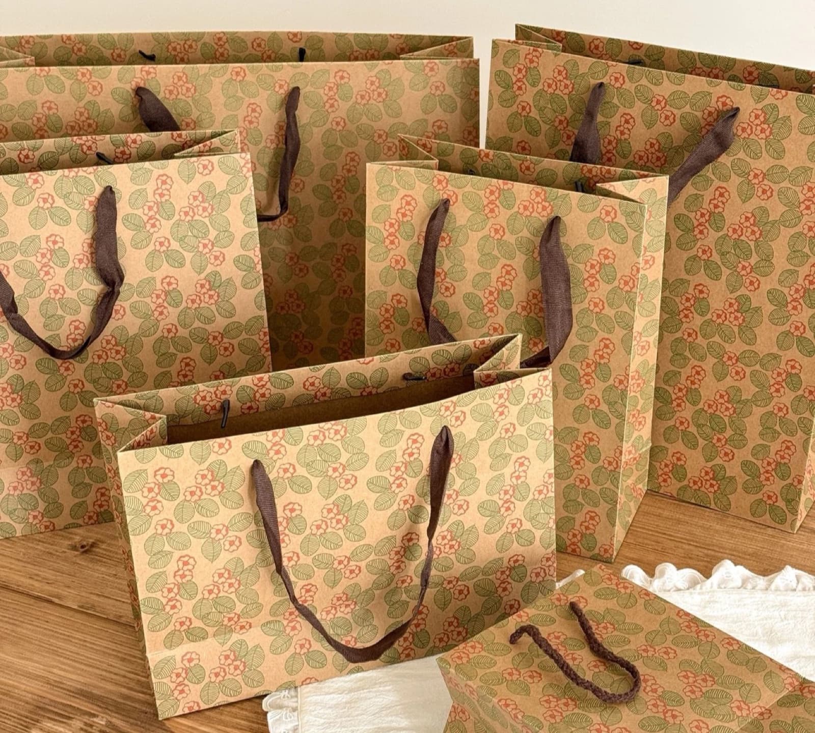 Printed paper shopping bags with rope handles